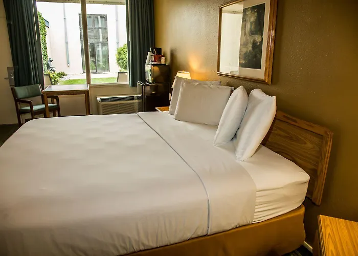 Baymont By Wyndham Hotel Fargo